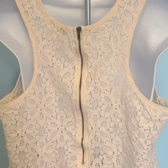 Ladie's Shirt. - Picture 3 of 6